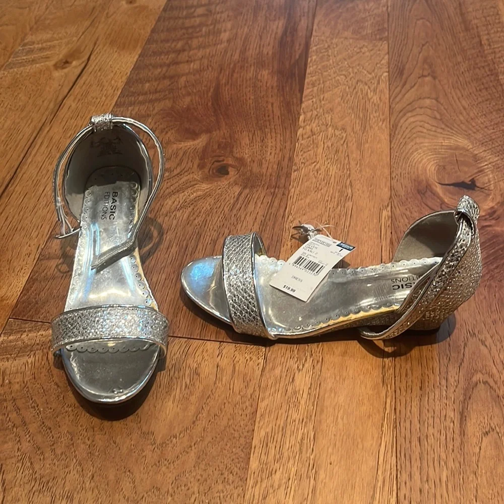 NWT Basic Editions Girl’s Silver Heels Size 1